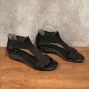 The Flexx Black Women's T-Strap Gladiator Sandals size 10